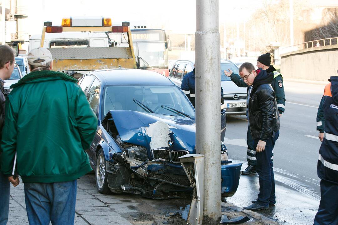 BMW automobilis atsitrenkė į stulpą