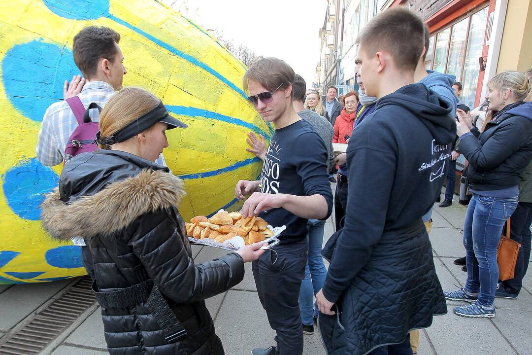 Studentai Kauno centre rideno rekordinį margutį.