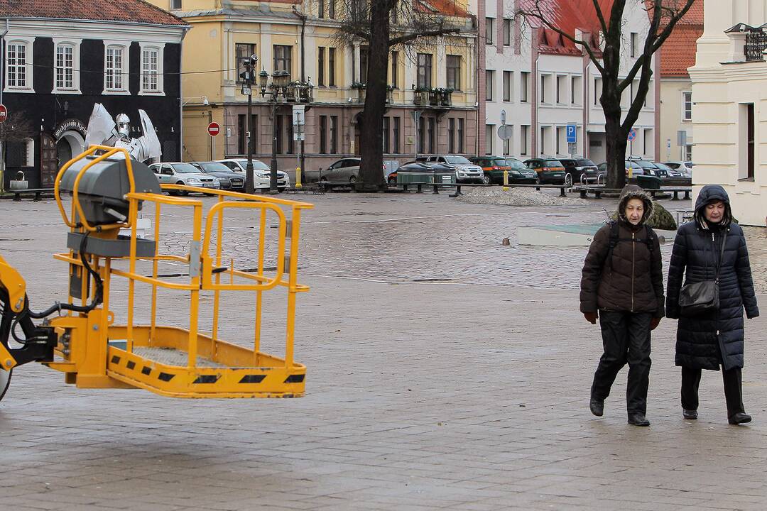 Rotušės aikštėje nupuošiama Kauno Kalėdų eglė.