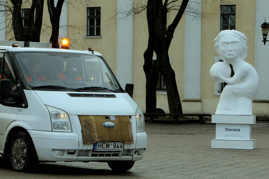 Rotušės aikštėje nupuošiama Kauno Kalėdų eglė.