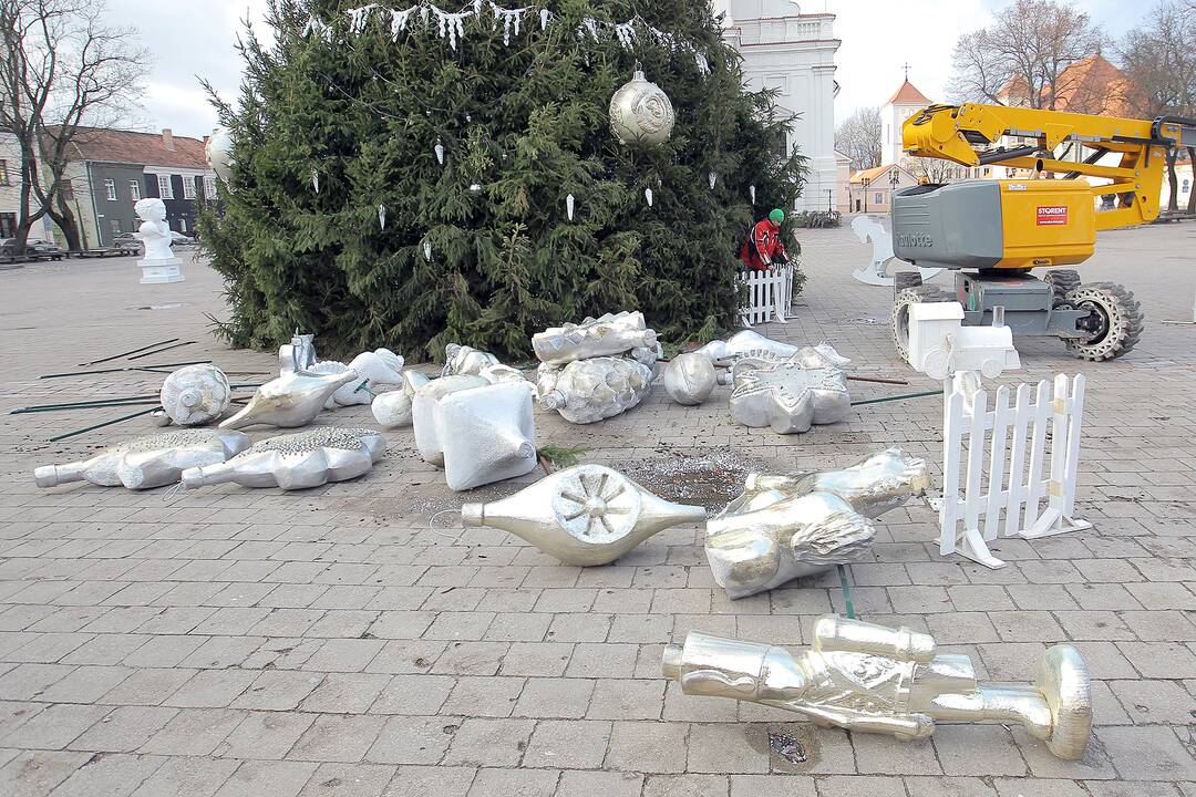 Rotušės aikštėje nupuošiama Kauno Kalėdų eglė.