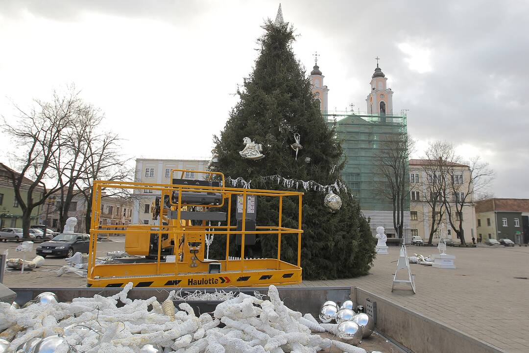 Rotušės aikštėje nupuošiama Kauno Kalėdų eglė.