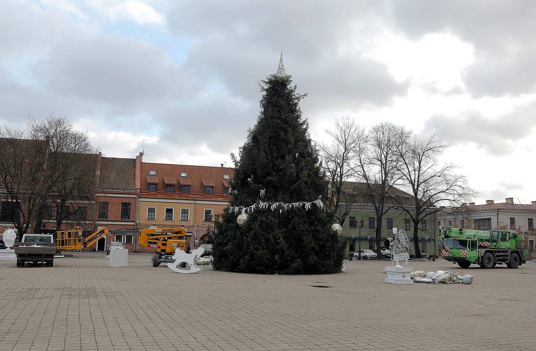 Rotušės aikštėje nupuošiama Kauno Kalėdų eglė.