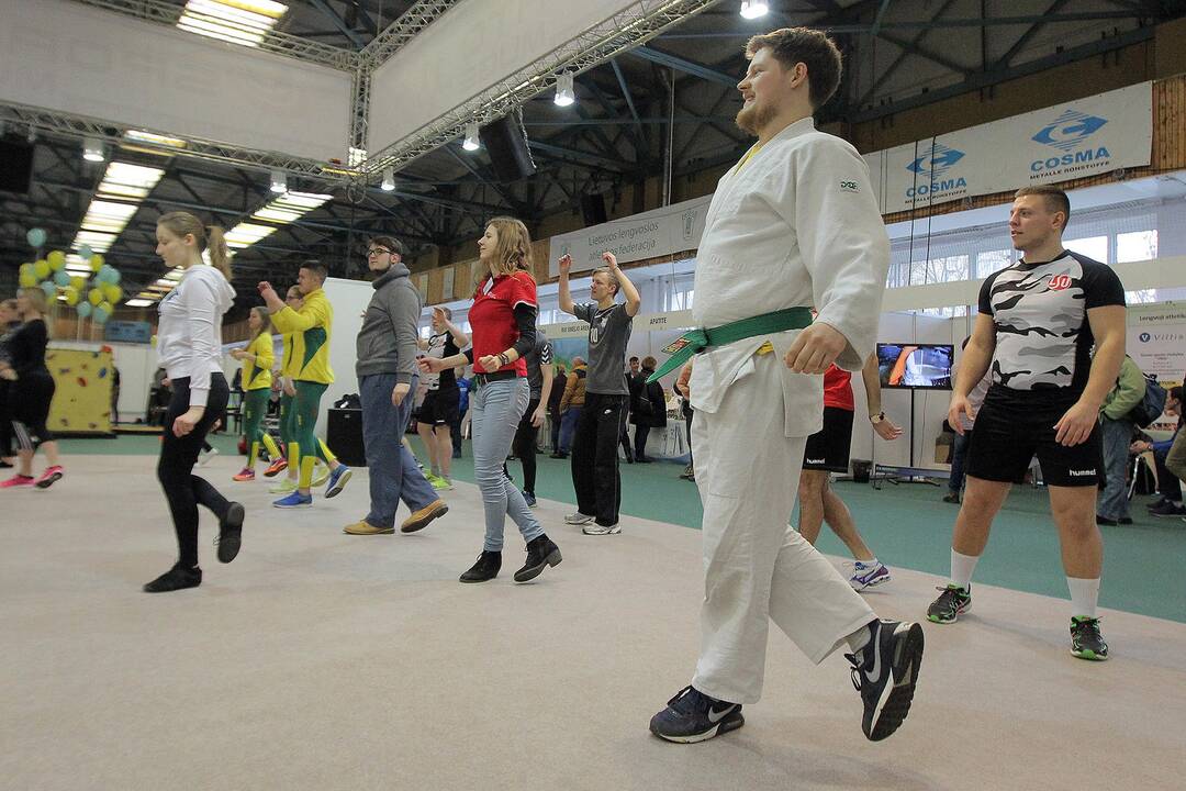 Kaune lengvosios atletikos ir futbolo maniežuose vyksta sveikatos paroda ir sporto mugė.