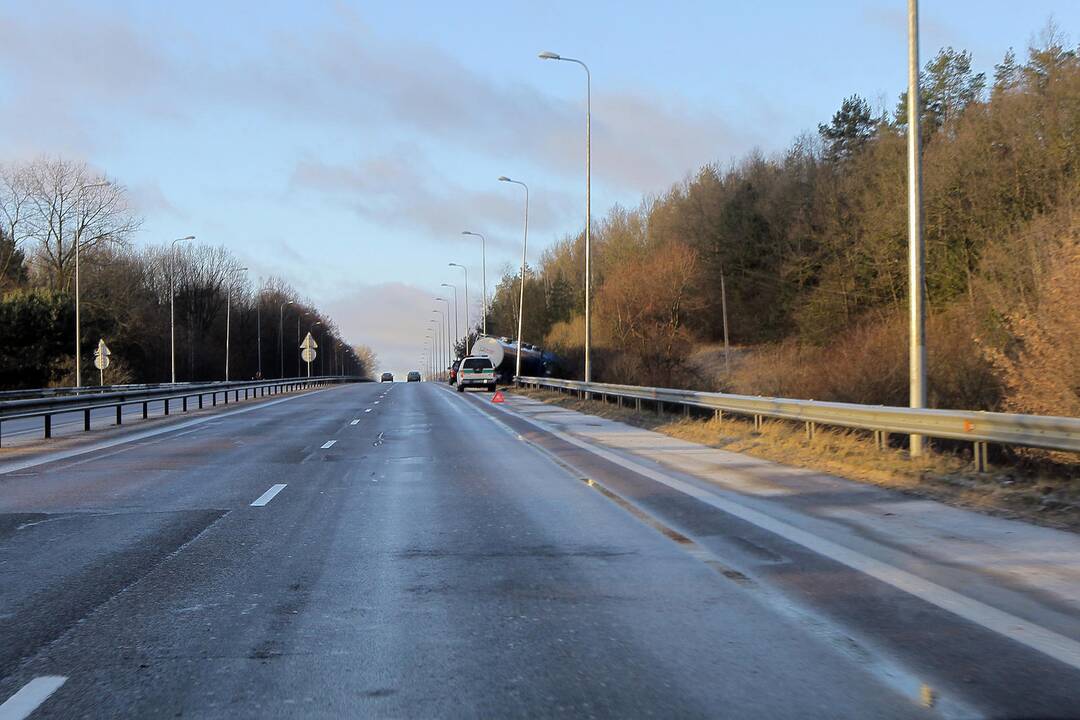 Kauno rajone Lenkijos piliečio vairuojamas vilkikas nuvažiavo nuo kelio.