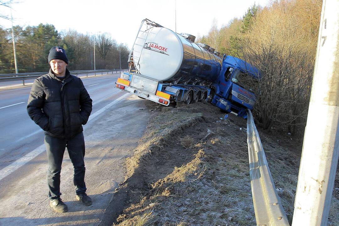 Kauno rajone Lenkijos piliečio vairuojamas vilkikas nuvažiavo nuo kelio.