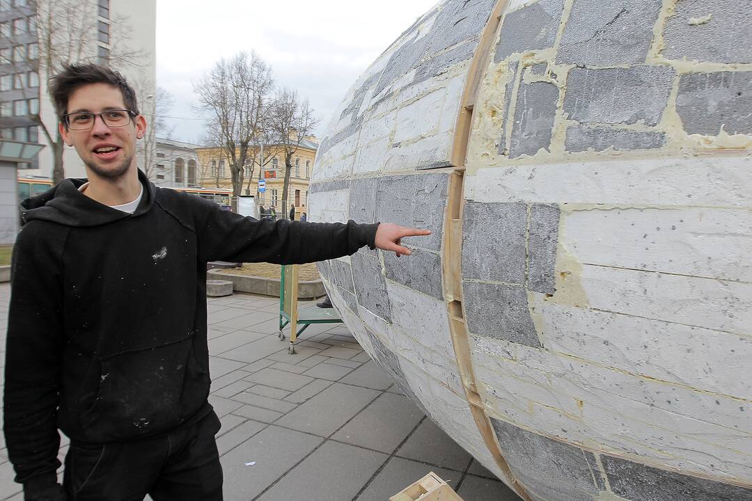 Į rekordų knygą pretenduojantis milžiniškas margutis pasiekė Kauno Studentų skverą.