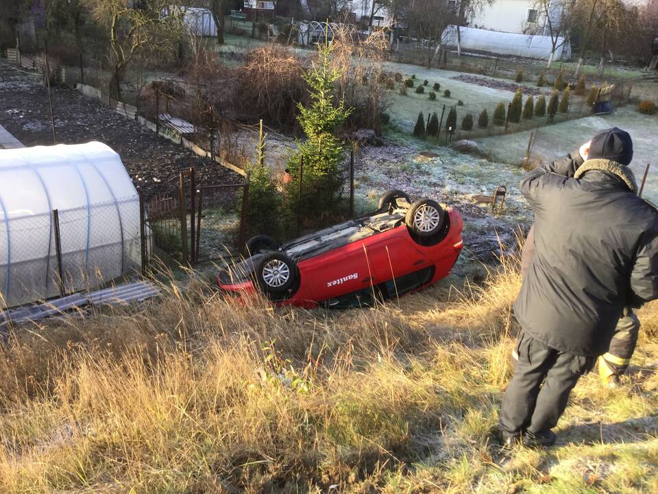 Nuo Marvelės kelio nulėkė automobilis