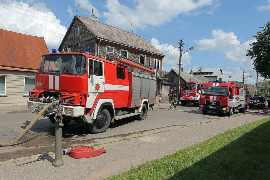 Aleksote degė ūkiniai pastatai