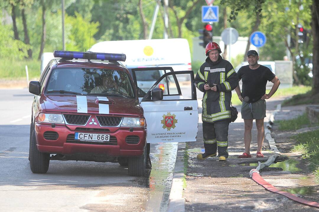 Aleksote degė ūkiniai pastatai