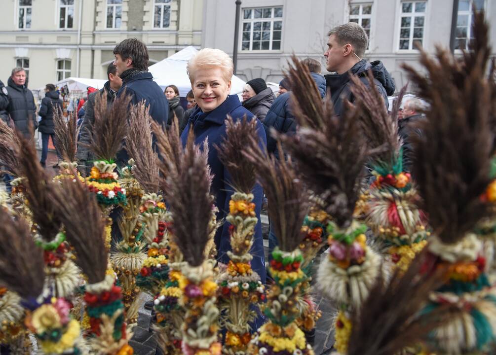 Prezidentė Kaziuko mugėje susiviliojo riestainiais