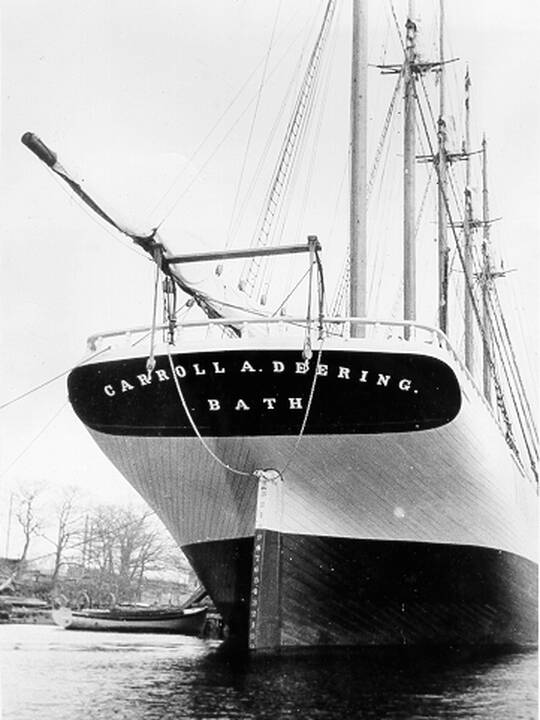 Gimimas: škuna „Carroll A. Deering“ nuleidžiama į vandenį.