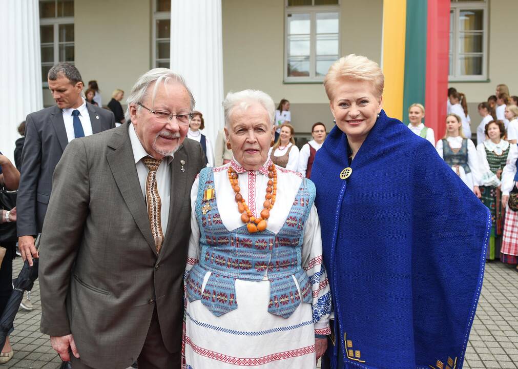 Daukanto aikštėje Vilniuje Valstybės dienos proga – iškilminga vėliavų pakėlimo ceremonija ir respublikinės moksleivių Dainų šventės atidarymas.