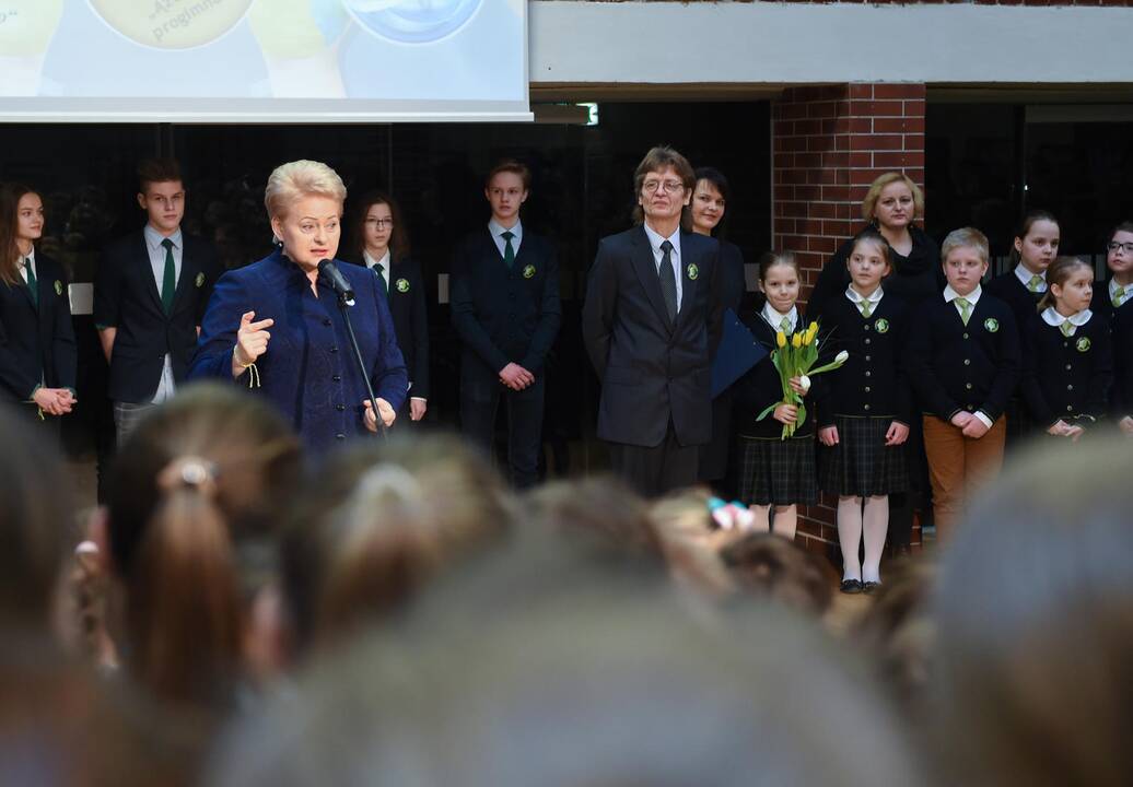 Prezidentė aplankė Vilniaus „Ąžuolyno“ progimnaziją