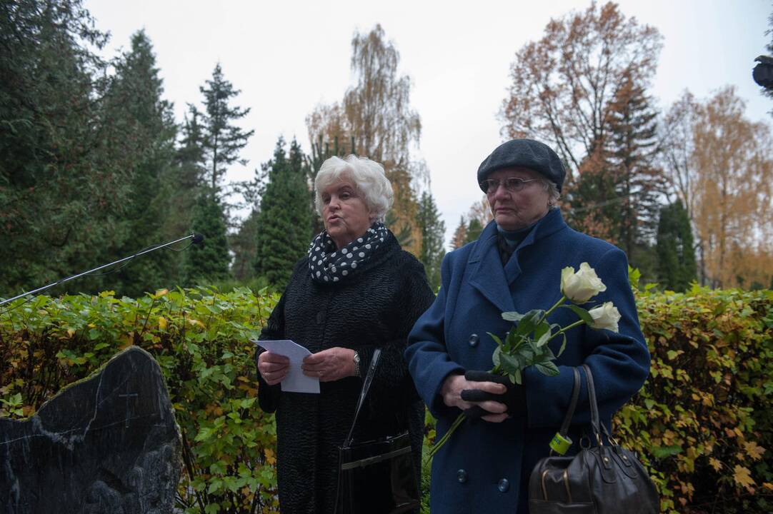 Kapsulės su žeme iš Komunarkos įkasimas