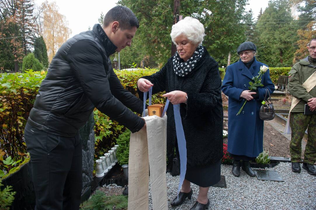 Kapsulės su žeme iš Komunarkos įkasimas