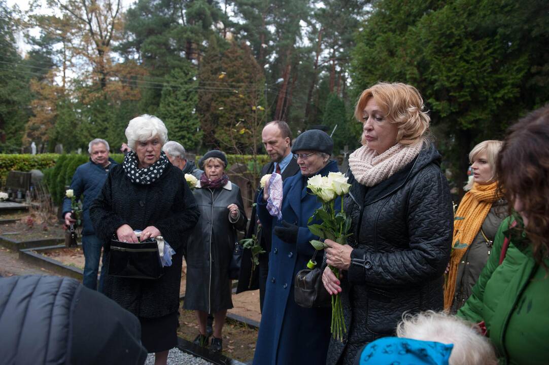 Kapsulės su žeme iš Komunarkos įkasimas