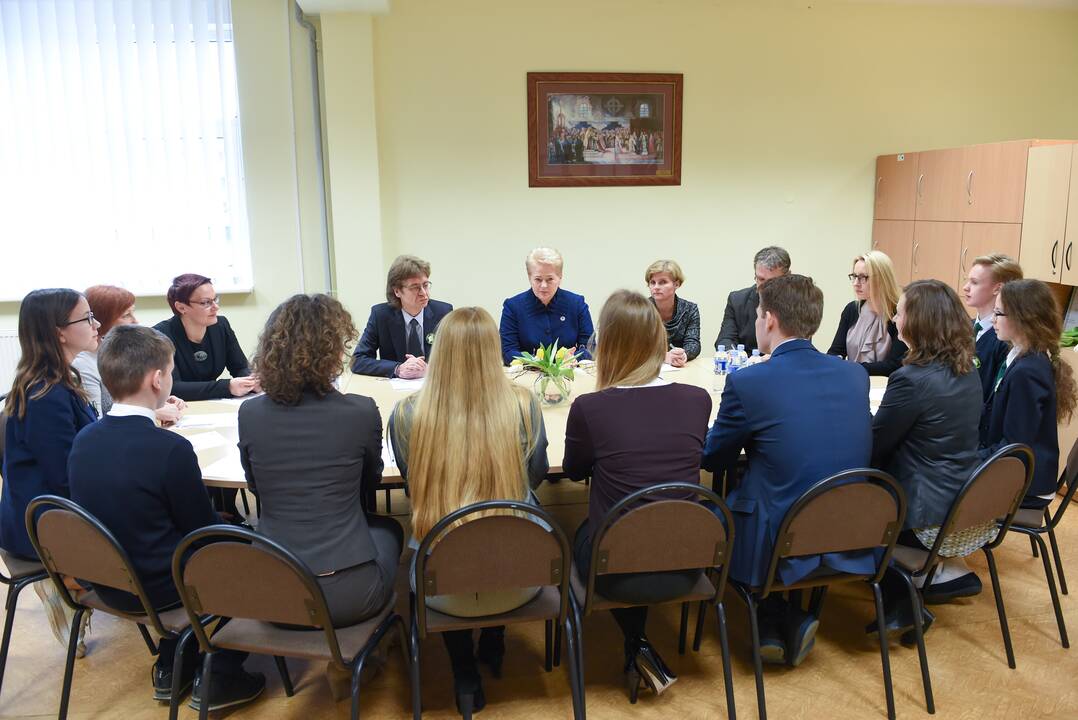 Prezidentė aplankė Vilniaus „Ąžuolyno“ progimnaziją