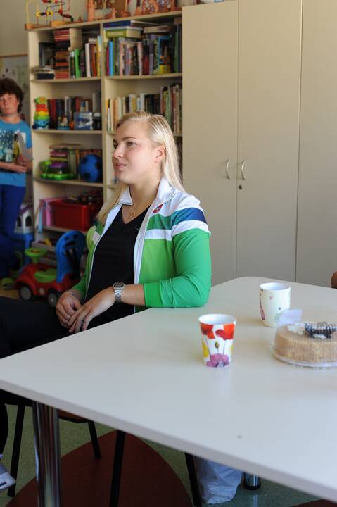 R. Meilutytė aplankė sergančius vaikus