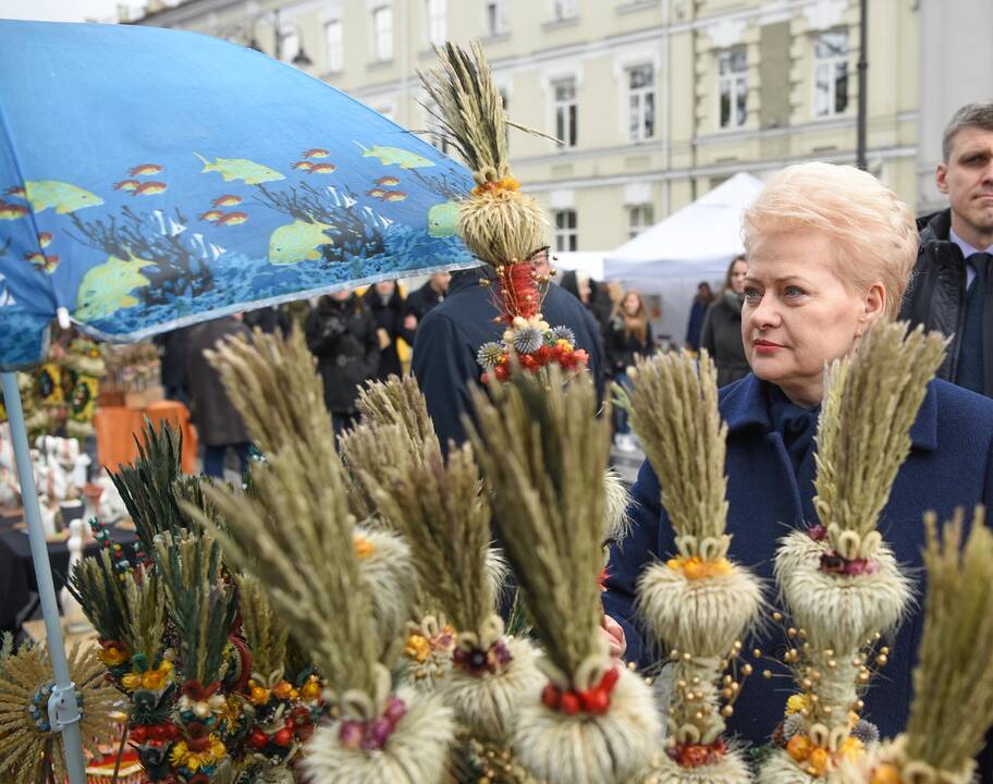 Prezidentė Kaziuko mugėje susiviliojo riestainiais