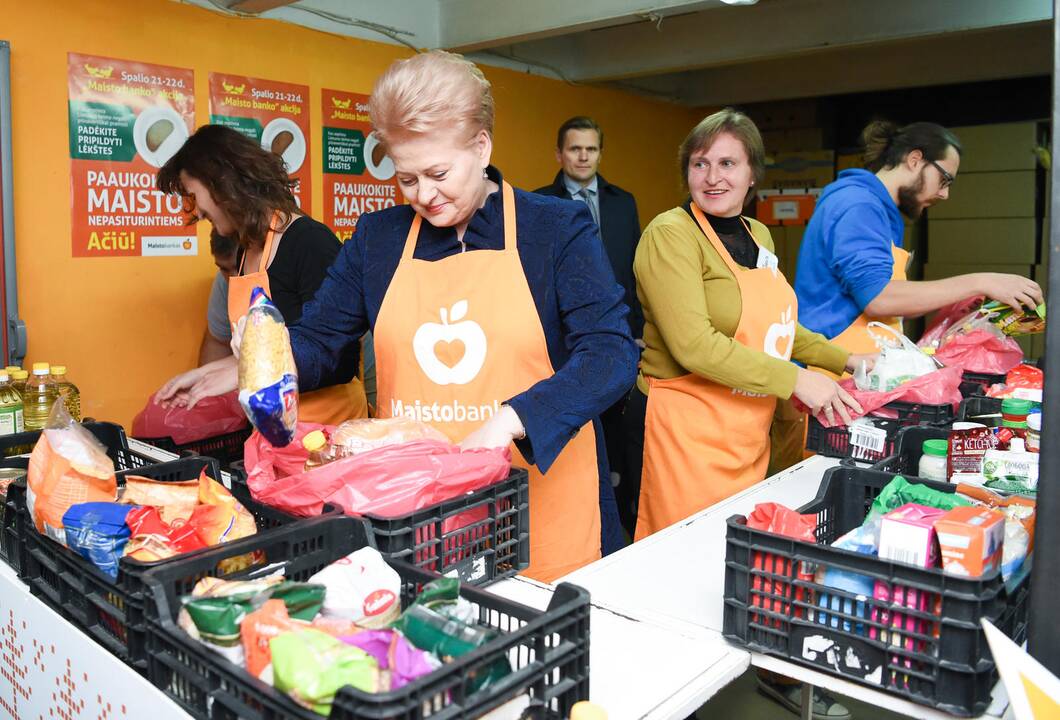 Prezidentė aplankė „Maisto banko“ sandėlį