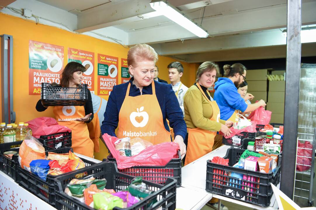 Prezidentė aplankė „Maisto banko“ sandėlį