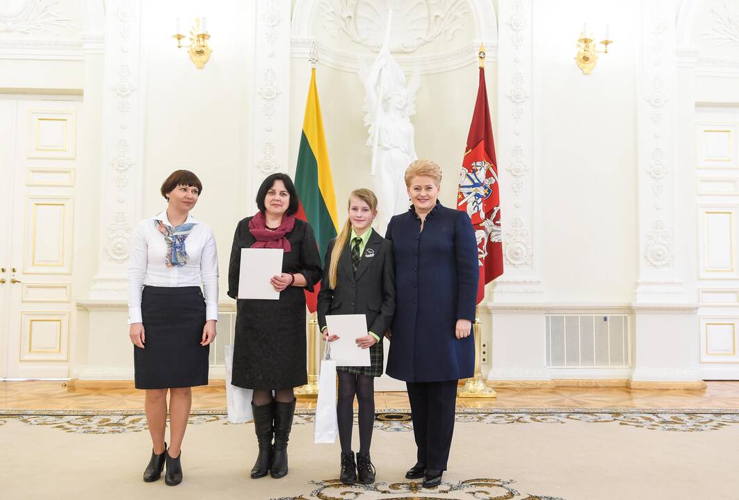 Prezidentūroje – raštingiausių mokinių apdovanojimai