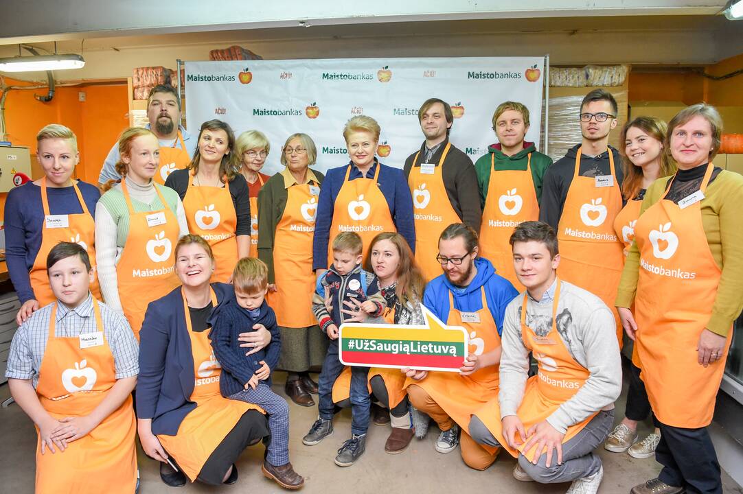 Prezidentė aplankė „Maisto banko“ sandėlį