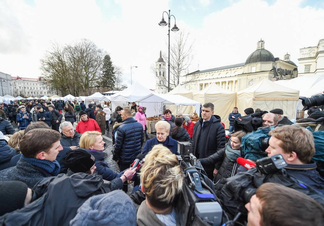 Prezidentė Kaziuko mugėje susiviliojo riestainiais