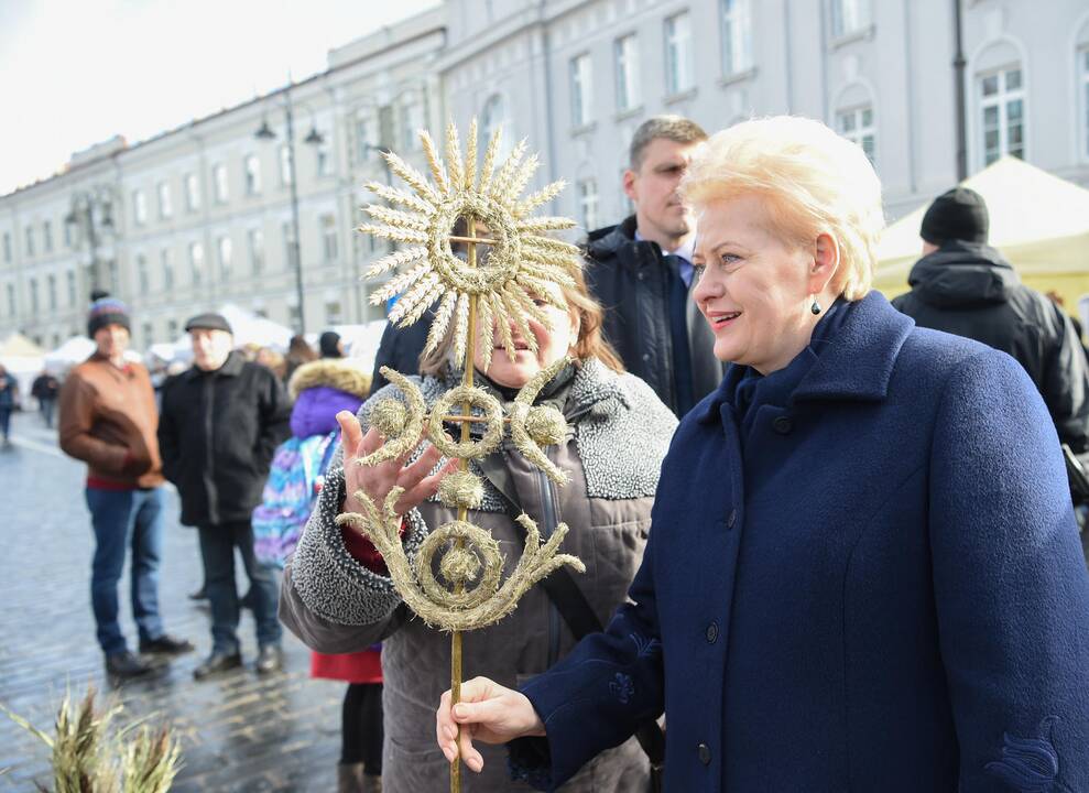 Prezidentė Kaziuko mugėje susiviliojo riestainiais