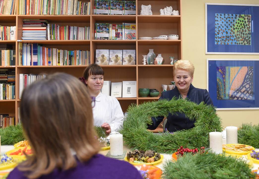 Prezidentė lankėsi neįgaliųjų dienos centre „Šviesa“