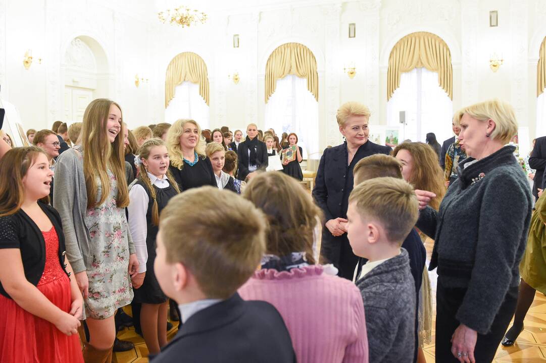 Į Prezidentūrą sugužėjo lietuviškų mokyklų užsienyje mokiniai