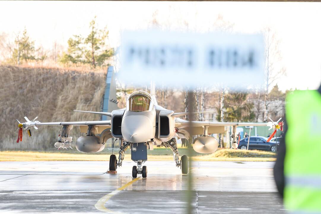 Lietuvos ir Vengrijos prezidentai susitiko Zoknių aviacijos bazėje