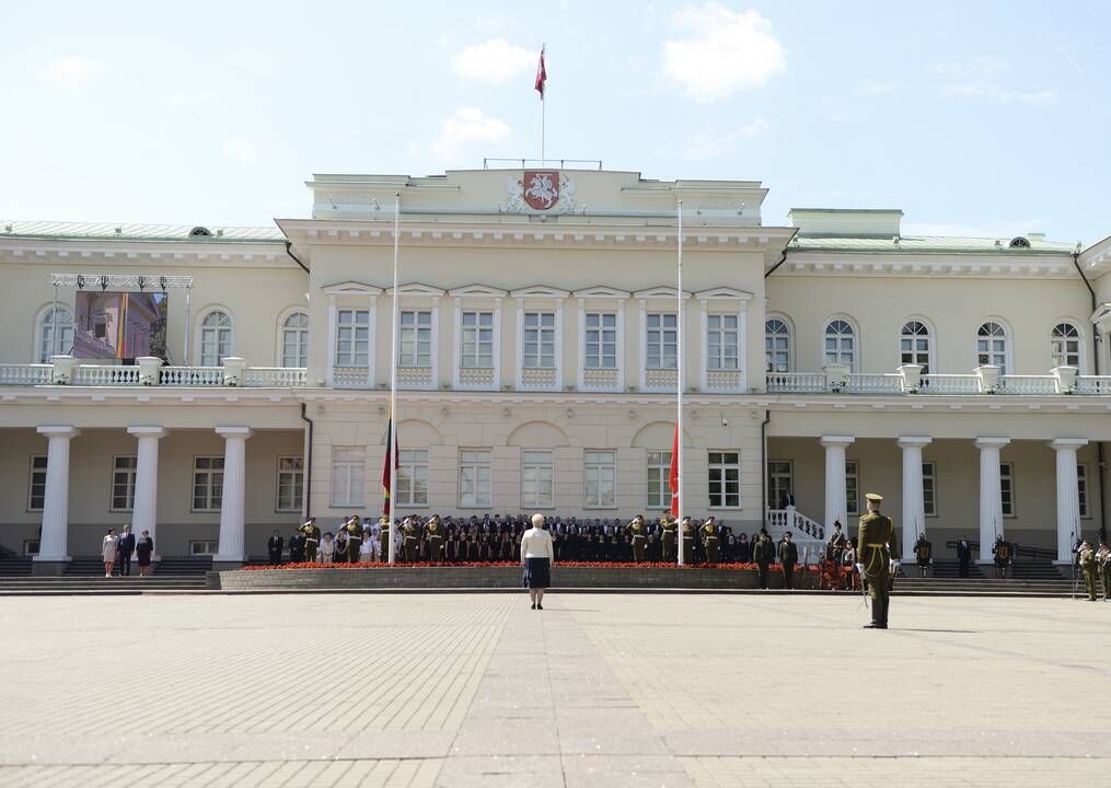 D. Grybauskaitė dalyvavo Valstybės vėliavų pakėlimo ceremonijoje