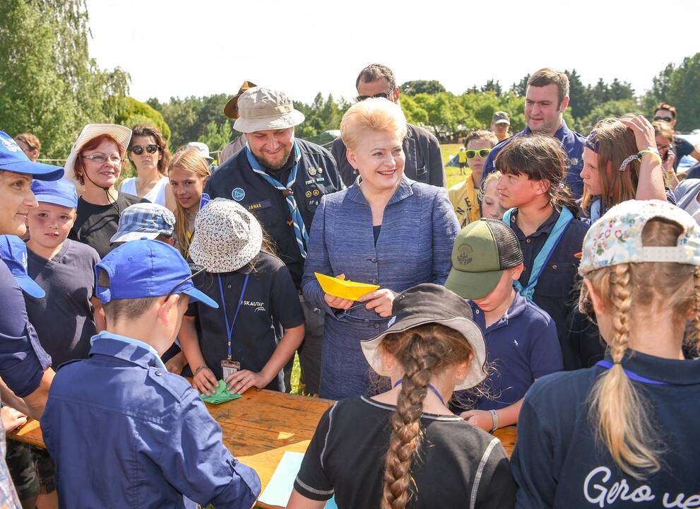 Prezidentei įteiktas garbingiausias skautų apdovanojimas