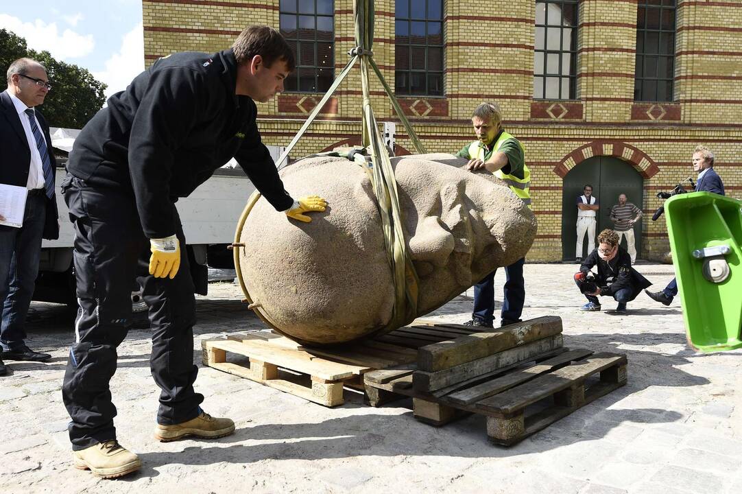 Parodoje – atkasta Lenino statulos galva