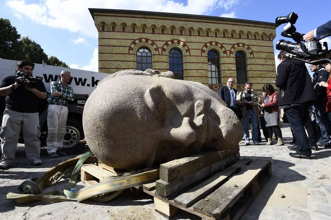 Parodoje – atkasta Lenino statulos galva