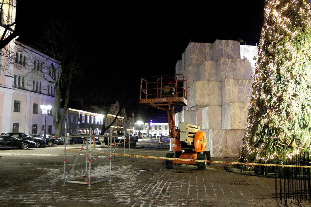 Vakare tviskanti pakoreguota Kauno Kalėdų eglė