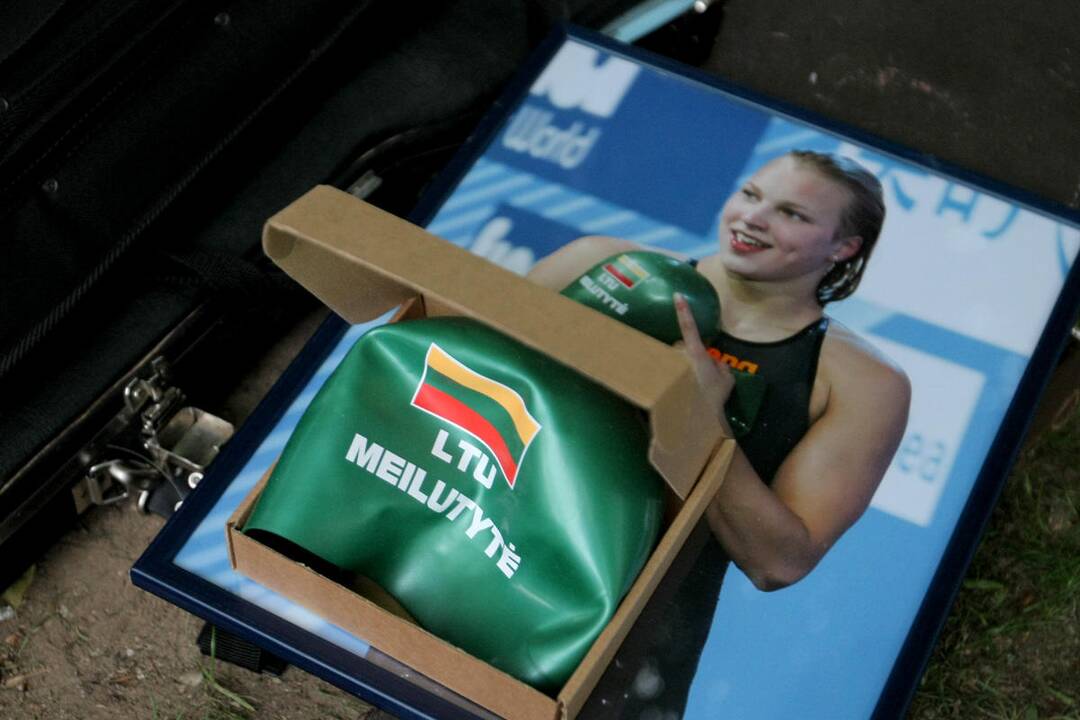 „Kaunietės“ aukcione – ir R. Meilutytės plaukimo kepuraitė