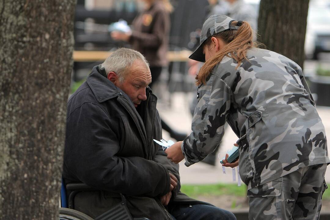 Pažymėdami Policijos dieną studentai ir policininkai kauniečiams dalijo angelus.