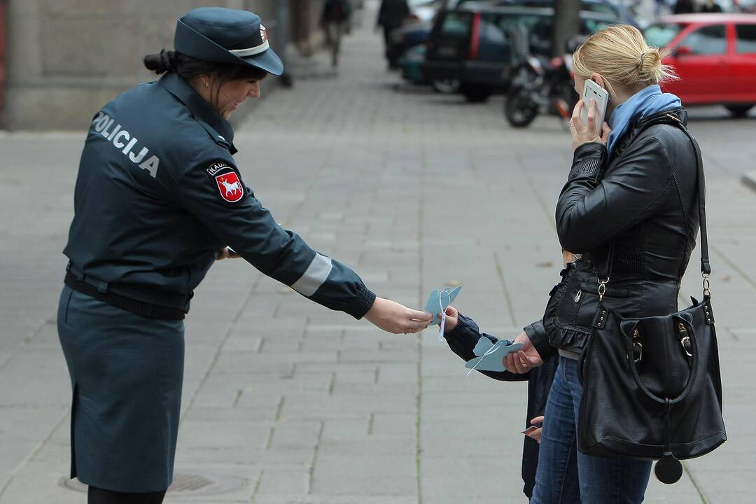 Pažymėdami Policijos dieną studentai ir policininkai kauniečiams dalijo angelus.