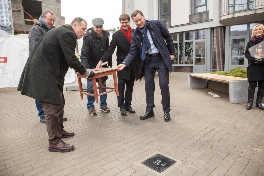 Bitlui J. Lennonui paminklas iškils iki kito gruodžio