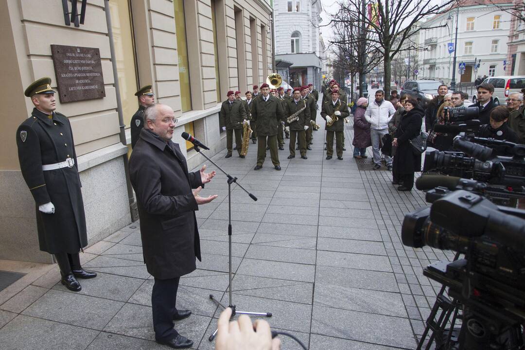 Vilniuje, Gedimino prospekte, ant pastato, pažymėto 9-uoju numeriu, atidengta lenta, menanti