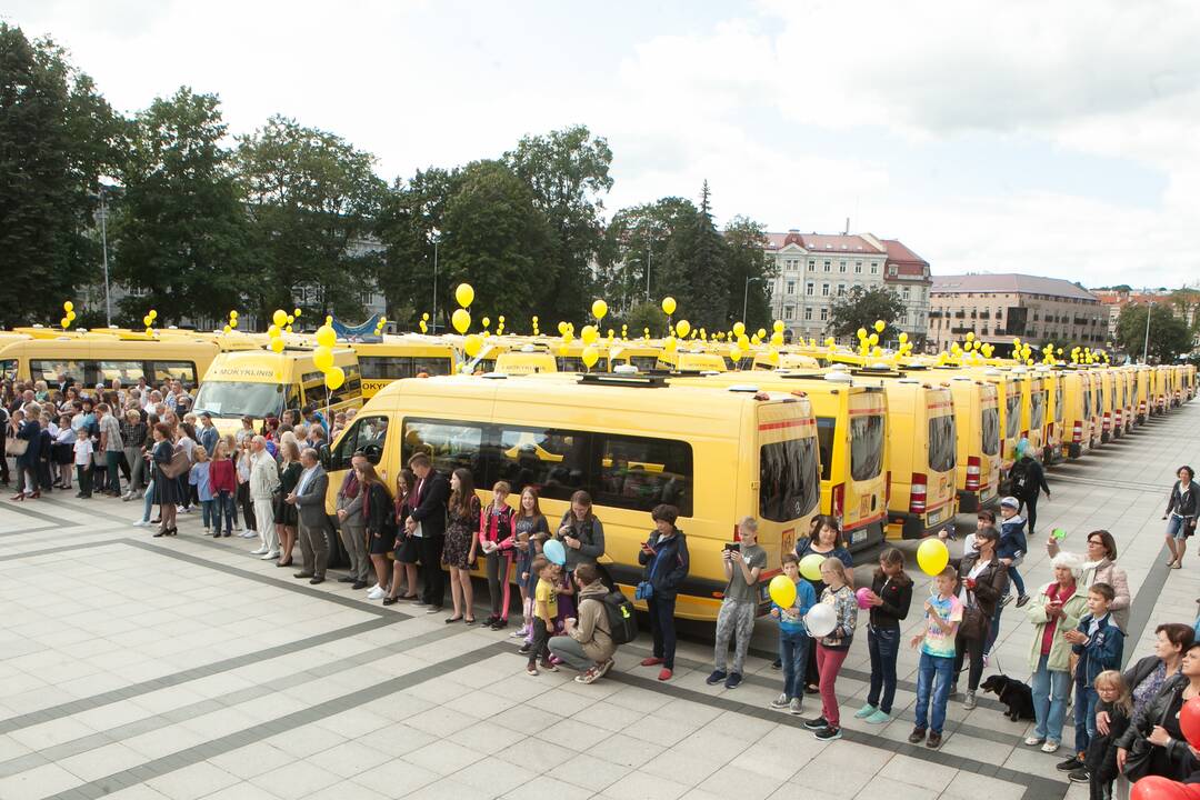 Mokykloms – nauji geltonieji autobusiukai