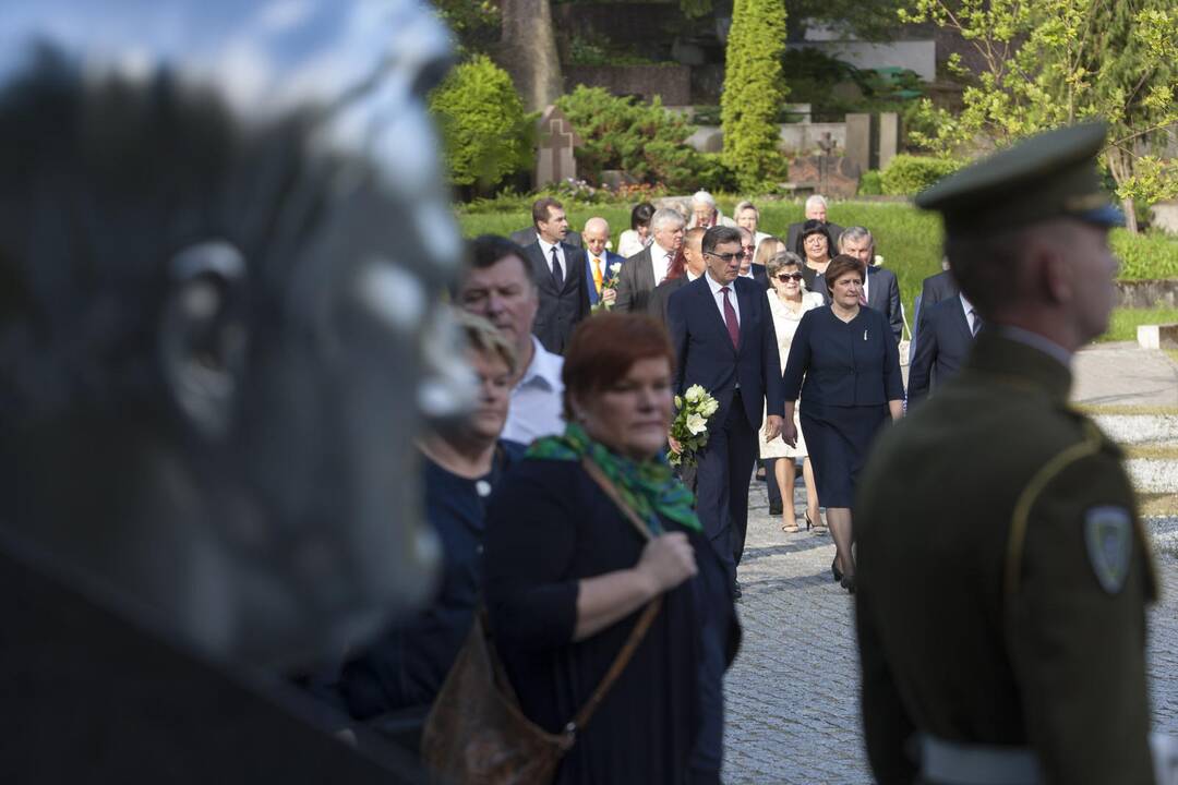 Valdžios atstovai padėjo gėlių ant prezidento A. Brazausko kapo