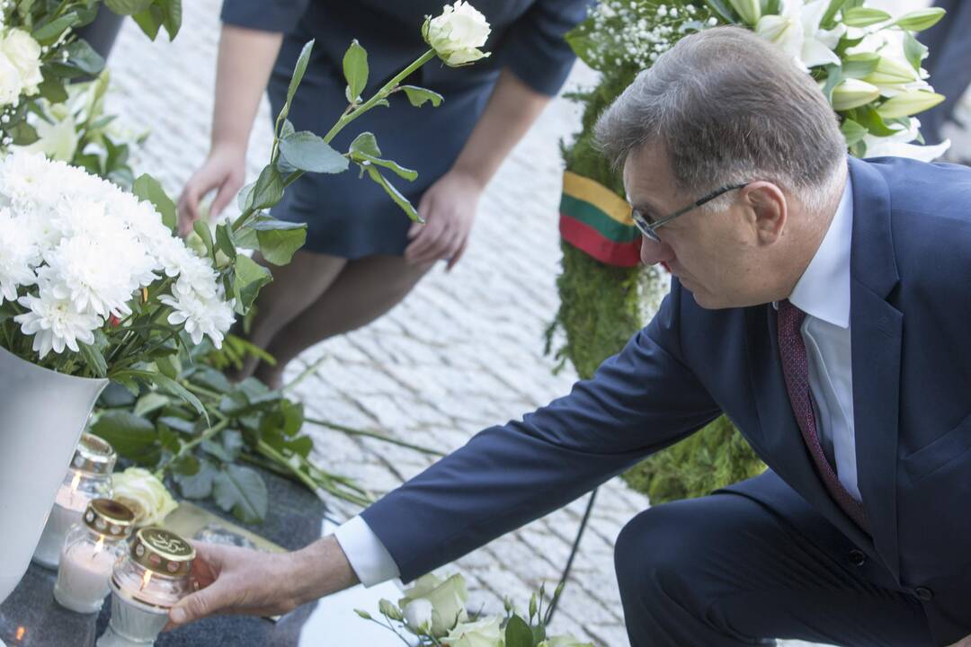 Valdžios atstovai padėjo gėlių ant prezidento A. Brazausko kapo