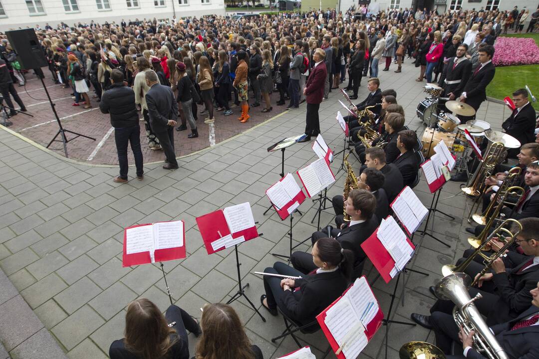 VU kieme atitengtas paminklas K. Donelaičiui