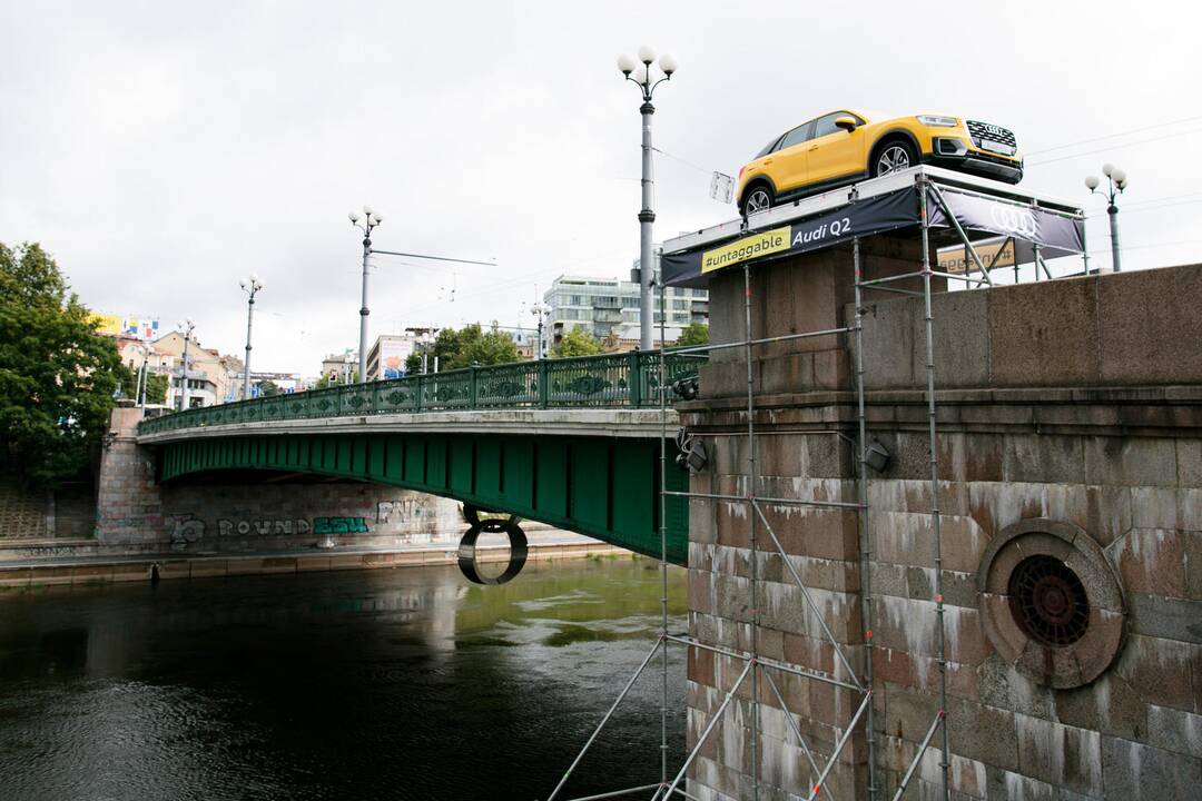 Ant Žaliojo tilto atsirado automobilis