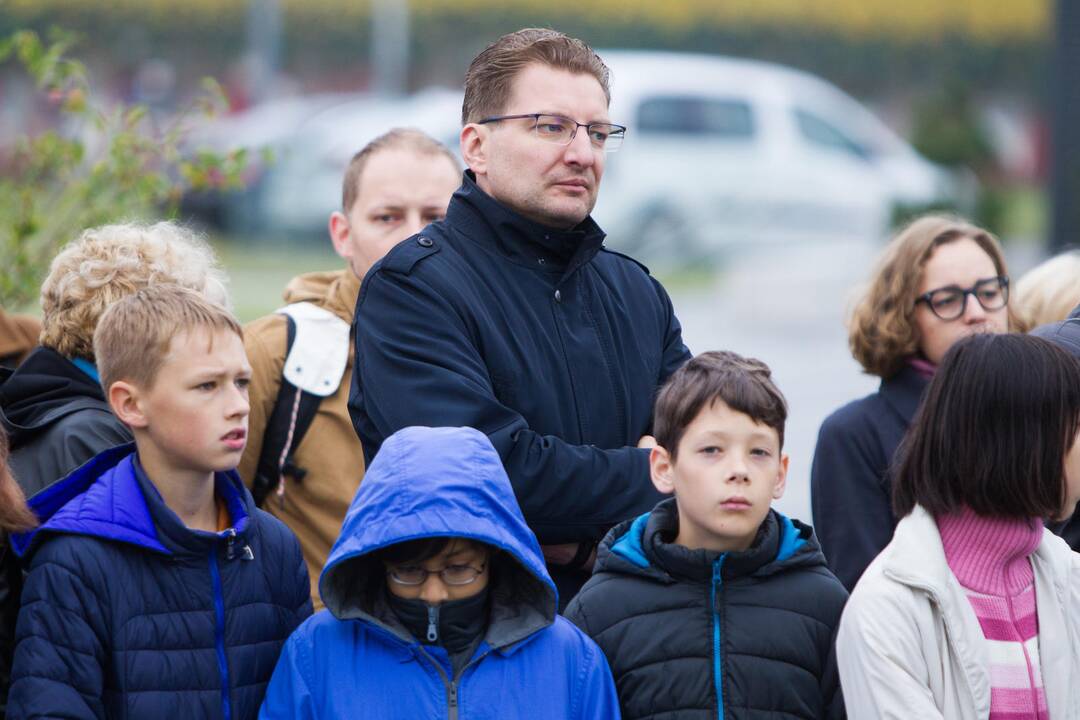 Sostinėje atidengta skulptūra „Mama...!“