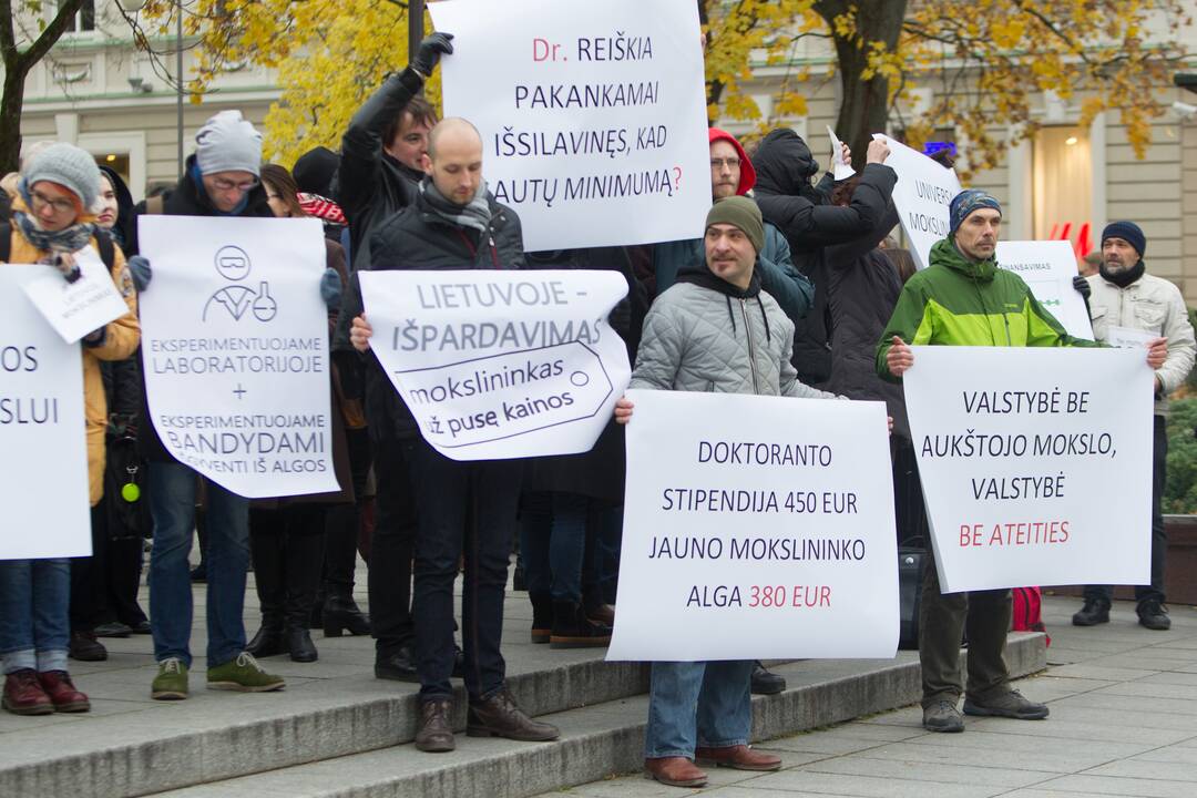 Mokslininkai surengė piketą dėl mažų atlyginimų